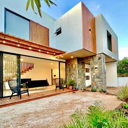Into The Sun - Modern Holiday Home Albion Bagian luar foto