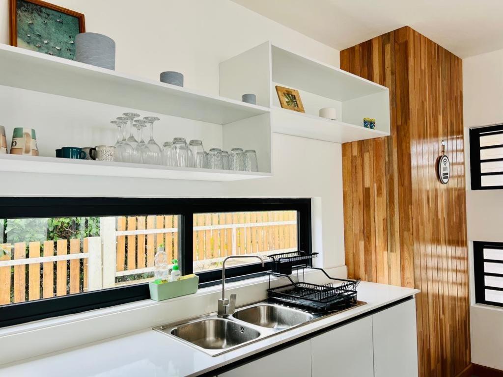 Into The Sun - Modern Holiday Home Albion Bagian luar foto