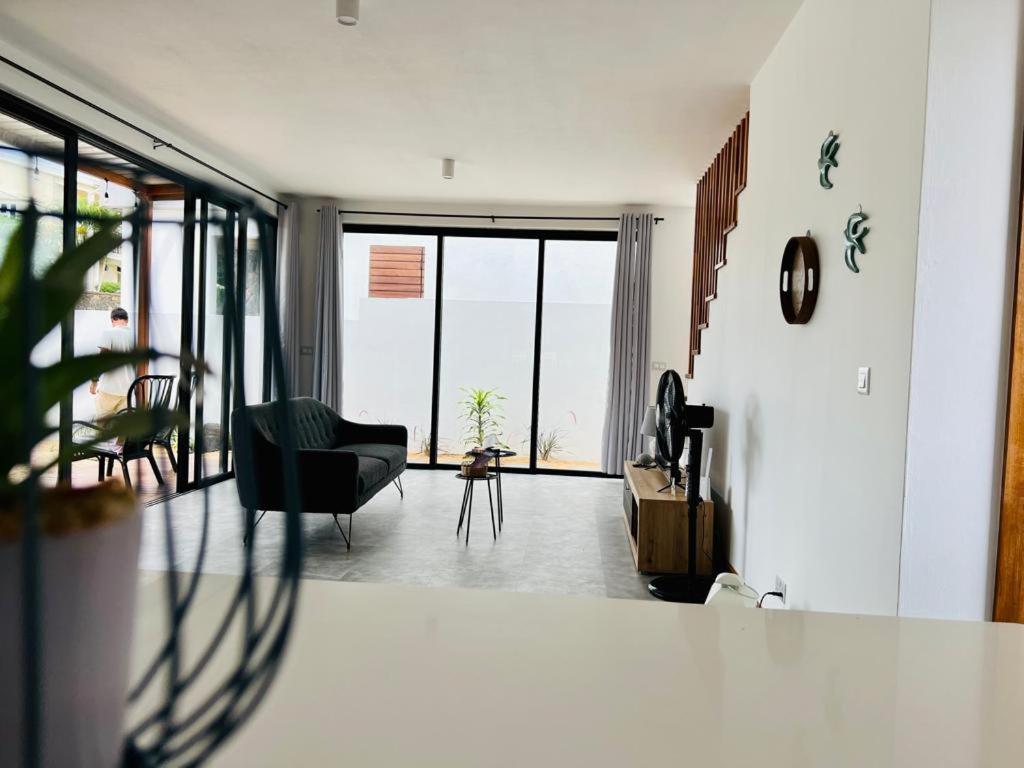 Into The Sun - Modern Holiday Home Albion Bagian luar foto