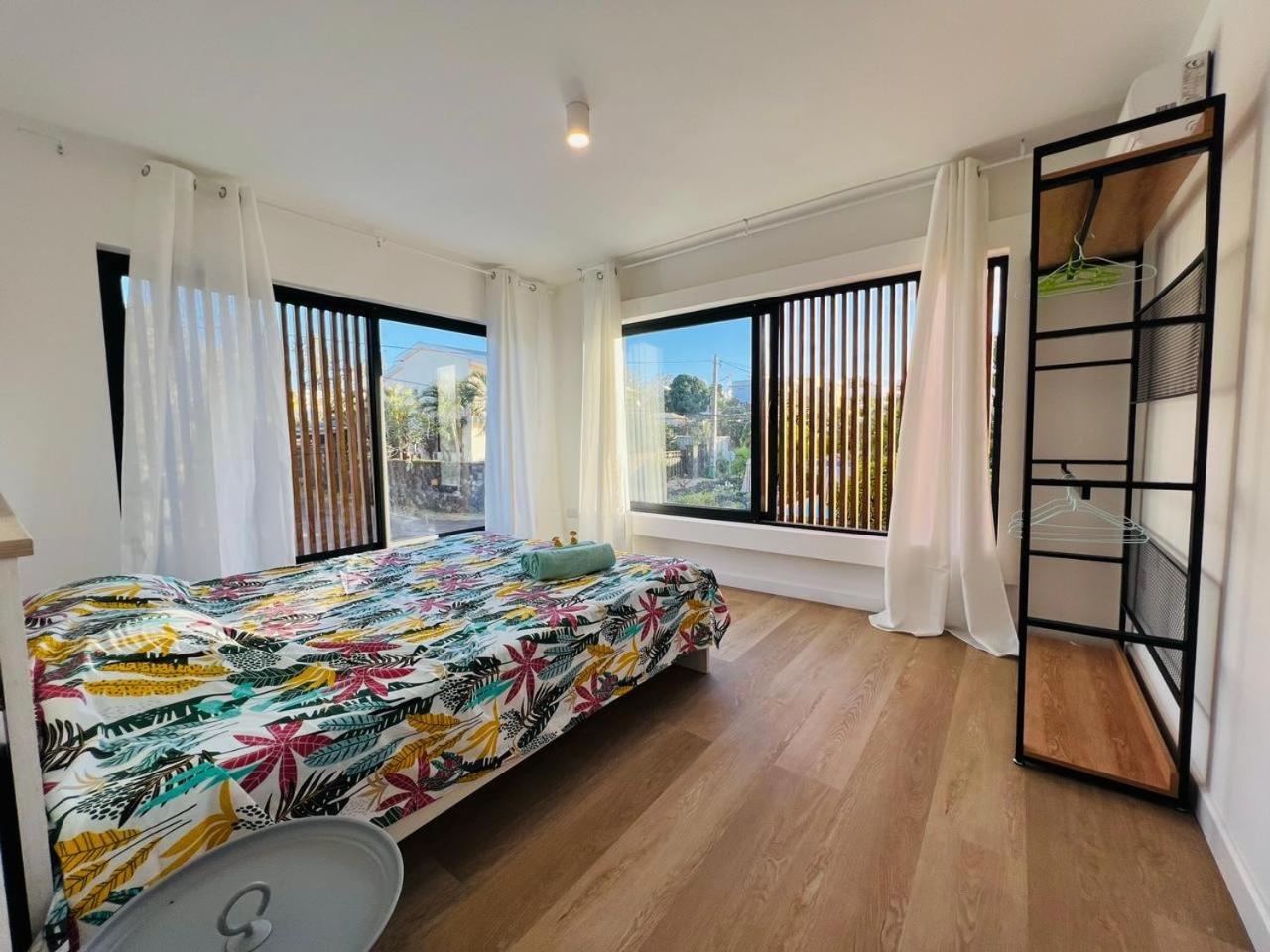 Into The Sun - Modern Holiday Home Albion Bagian luar foto